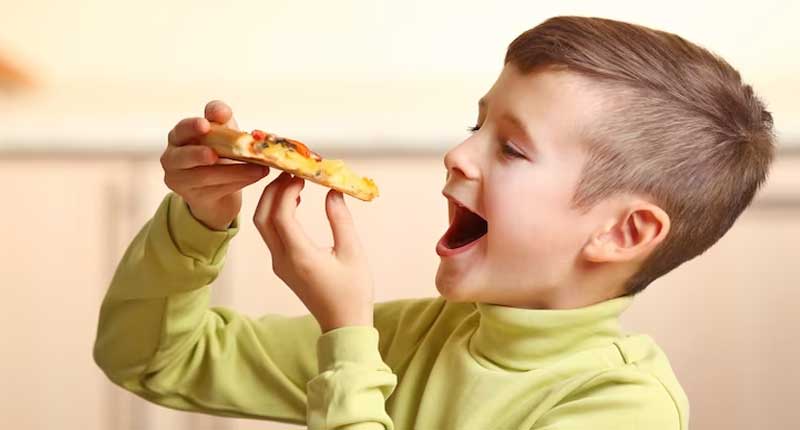 چگونه می‌توان فهمید که کودک به اندازه کافی غذا می‌خورد؟
